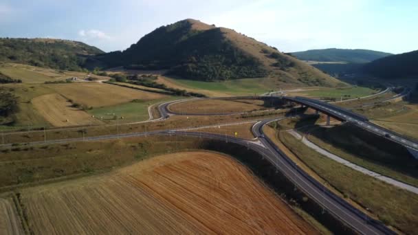 車は高速道路を速く移動します イタリアの輸送インフラの空中ビュー — ストック動画