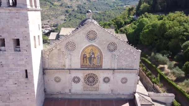 斯波尔图穹顶教堂的空中景观快速逼近 蓝天晴天 Spoleto Umbria 意大利 — 图库视频影像