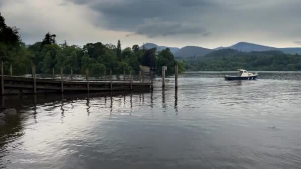 Θέα Του Derwentwater Βάρκα Από Την Προσγείωση Ferry Στο Keswick — Αρχείο Βίντεο