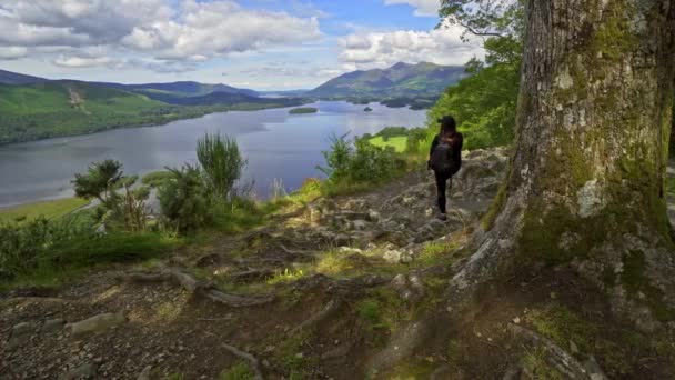 Mujer Mujer Tomando Una Fotografía Teléfono Móvil Ver Través Derwentwater — Vídeo de stock