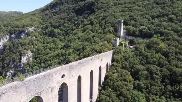 日落时掠过了托尔里桥的空中风景 蓝天晴天 Spoleto Umbria 意大利 — 图库视频影像