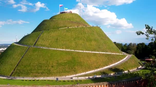 Vista Aérea Kociuszko Mound Com Acenando Bandeira Ucraniana Polonesa Durante — Vídeo de Stock