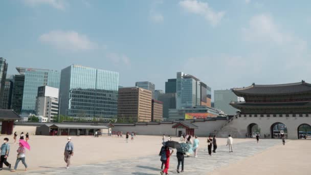 Pueblo Coreano Los Turistas Exploran Icónico Palacio Real Gyeongbokgung Medio — Vídeo de stock