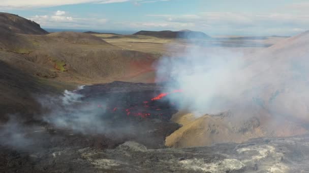 Vulkaanlandschap Onderbreken Vulkanische Krater Met Witte Rookpluim Afkomstig Van Gloeiende — Stockvideo