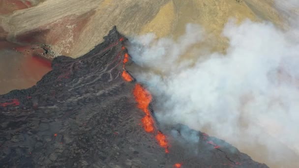 Het Koken Van Lava Stijgt Naar Het Oppervlak Van Vulkanische — Stockvideo