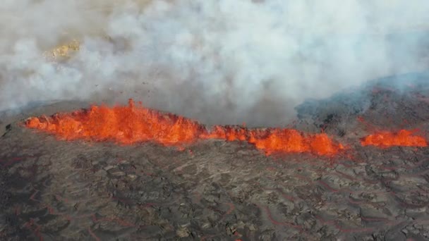 Láva Exploduje Velké Sopečné Fissure Obklopen Tmavě Chlazené Lava Rock — Stock video