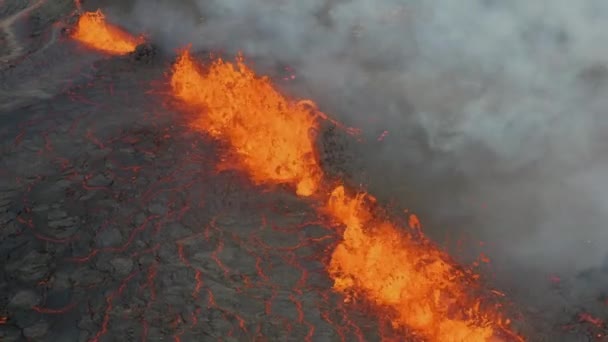 在冰岛西南部法格拉达尔斯法约尔附近的Geldingadalir火山裂隙喷发的闭塞视图 白天热发光熔岩爆炸 空降飞行员中枪 — 图库视频影像