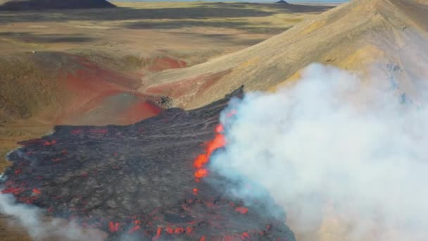 Świeże Chłodzenie Skał Lawy Wokół Nowej Erupcji Szczeliny Wulkanicznej Czerwoną — Wideo stockowe