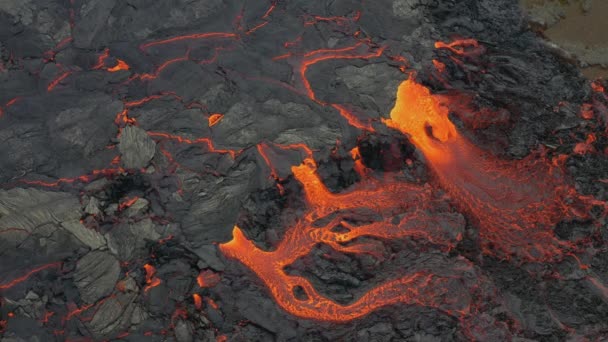 Strumienie Lawy Tworzące Świeżą Czarną Skałę Wulkaniczną Wybuchu Szczeliny Wulkanicznej — Wideo stockowe