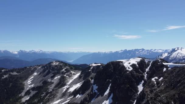 Berglandschap Elegante Langzaam Rijzende Onthulling Luchtfoto Drone Met Heldere Blauwe — Stockvideo