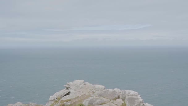 Coastal Cliff Slow Motion Pan Blick Auf Das Meer Mit — Stockvideo