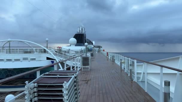 Luxus Kreuzfahrtschiff Schaukelt Schwer Auf See Von Der Oberdeck Promenade — Stockvideo