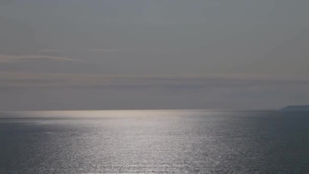 Lundy Island Schwenk Schuss Von Woolacombe Bay Mit Sonne Reflektiert — Stockvideo