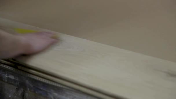 ハンドサンズスムーズアウト木材と品質チェック — ストック動画