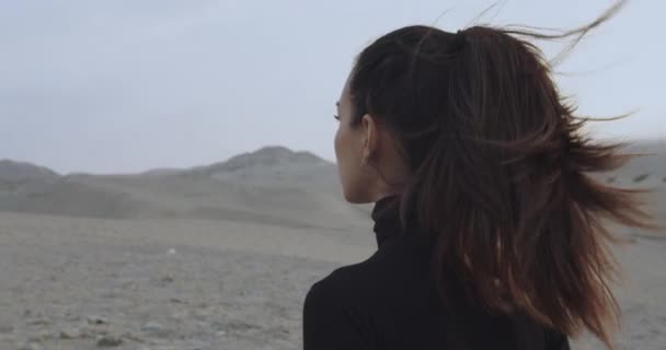 Sabah Rüzgar Esip Saçlarını Savururken Çölde Yürüyen Siyahlar Giymiş Bir — Stok video