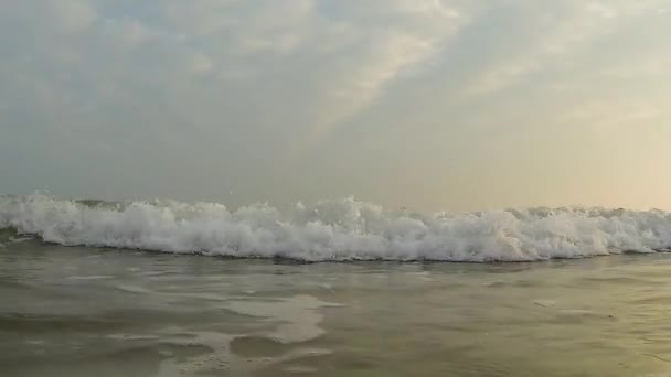Sonnenuntergang Zeitlupenwellen Treffen Kamera Und Wirbelnde Blasen — Stockvideo