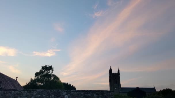 Shaftebury Dorset 4K教堂前景的美丽落日 — 图库视频影像