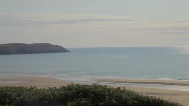 Woolacombe Beach Panning Shot Onthullen Lone Bench Met Lundy Island — Stockvideo