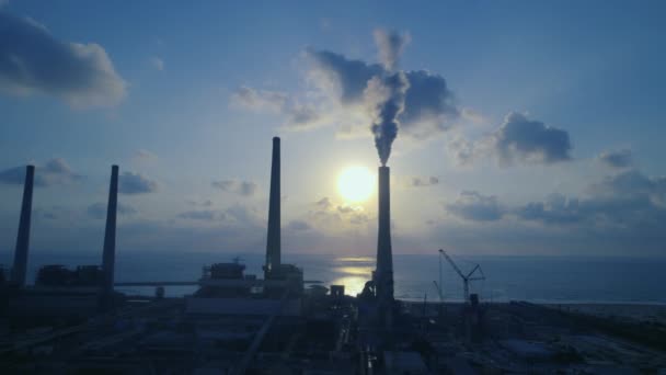 Vista Aérea Una Central Eléctrica Con Chimeneas Una Las Cuales — Vídeo de stock