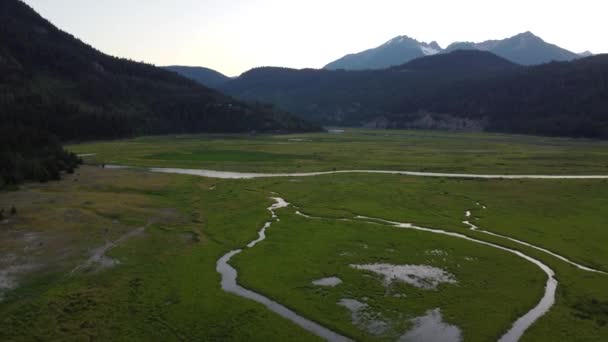 Mountain Valley Landskap Dolly Skott Soo River Vid Solnedgången Antenn — Stockvideo