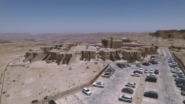 Luftaufnahme Über Ein Wunderschönes Architektonisches Steinhotel Auf Einer Kraterfelsen Wüstenlandschaft — Stockvideo