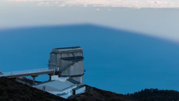 时间流逝 Roque Los Muchachos天文台 太阳升上天空 逐渐显露出一个投在阴影中的观测台 — 图库视频影像