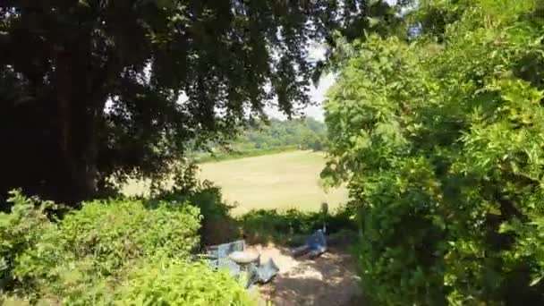 Aerial Drone Reveal Shot Flying Fák Old English Village Scorched — Stock videók