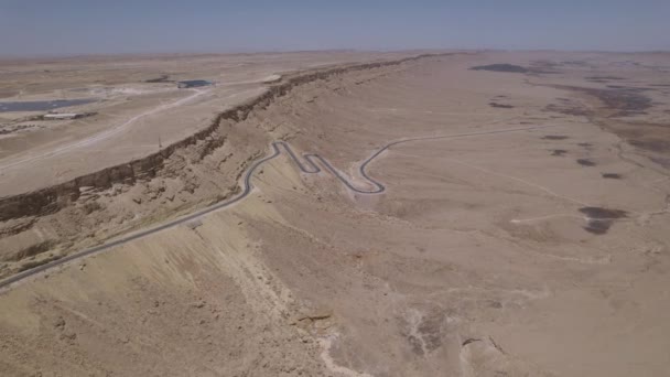 Blick Auf Ein Wunderschönes Trockenes Wüstengebiet Mit Einer Kurvenreichen Straße — Stockvideo