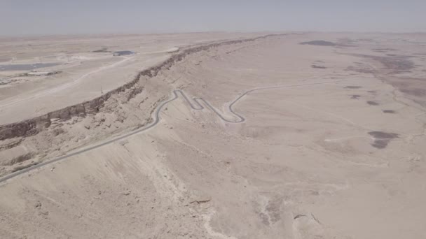 Luftaufnahme Einer Wunderschönen Trockenen Wüstengegend Mit Einer Kurvenreichen Straße Die — Stockvideo