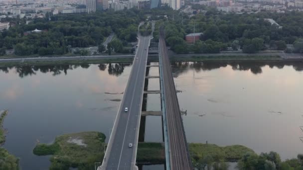 Uruchamiam Zdjęcie Lotnicze Warszawy Kamera Śledzi Ruch Moście Gdańskim Następnie — Wideo stockowe