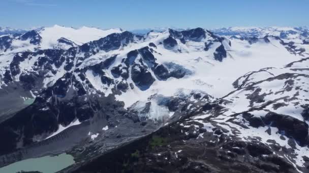 令人难以置信的高山景观拍摄与小明亮的蓝湖和天空航空无人机加拿大4K — 图库视频影像