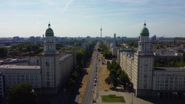 电视塔是德国首都的地标 在2022年阳光明媚的夏日 惊人的空中俯瞰飞行向柏林法兰克福托尔塔无人驾驶飞机的镜头飞去 菲利普 马尔尼茨4K从上方看电影 — 图库视频影像