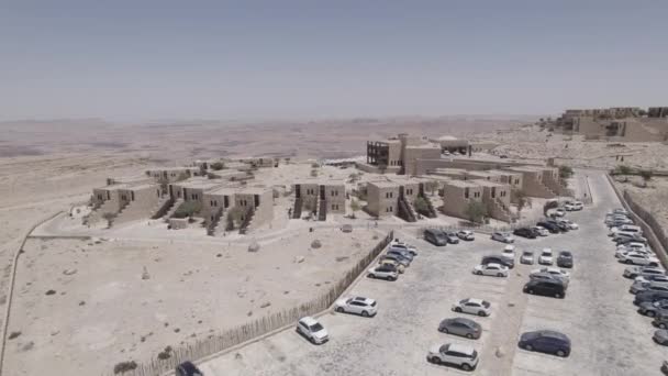 Luftaufnahme Über Ein Wunderschönes Architektonisches Steinhotel Auf Einer Kraterfelsen Wüstenlandschaft — Stockvideo