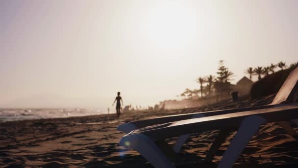 Порожнє Крісло Пляжного Відпочинку Під Час Заходу Сонця Зміщенням Фокусу — стокове відео