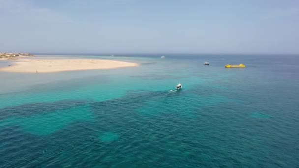 Drone Aéreo Tiro Barco Pesca Perto Ilha Mar Vermelho Egito — Vídeo de Stock