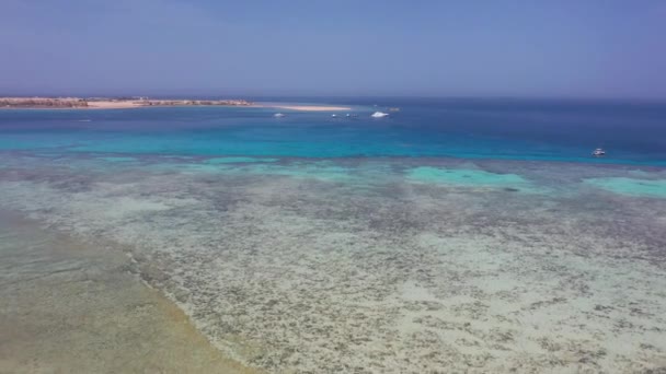 Drone Aéreo Raro Disparo Corales Isla Barcos Mar Rojo Egipto — Vídeo de stock