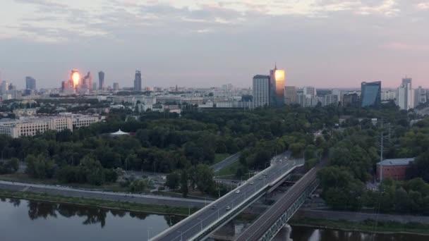Drone Beelden Rijzende Zon Boven Warszawa Wolkenkrabbers Spiegelen Zonsopgang Camera — Stockvideo