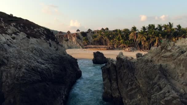 Idyllische Maruata Beach Met Golven Spetterend Rotsformaties Michoacan Mexico Drone — Stockvideo