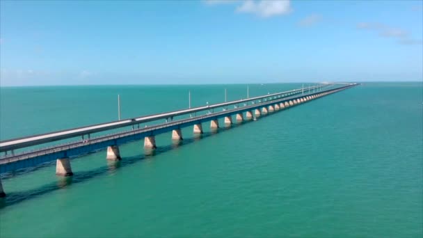 Amplio Movimiento Lento Tiro Aéreo Izquierdo Del Dron Mile Bridge — Vídeos de Stock