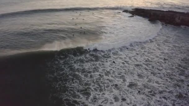 Vista Aérea Drones Alguns Surfistas Cavalgar Algumas Ondas Quase Noite — Vídeo de Stock