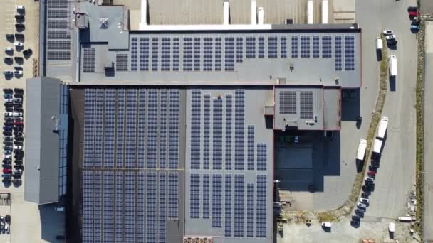 在挪威阿尔纳Asko公司仓库的屋顶上安装了数千块太阳能电池板 Birdseye天线在太阳能电池板上方缓慢移动 — 图库视频影像