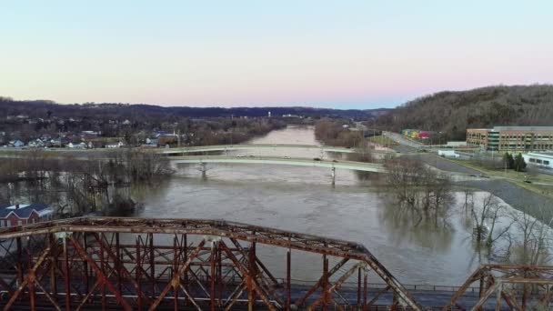 Viejo Puente Oxidado Abandonado Con Vistas Río Inundado Una Ciudad — Vídeo de stock