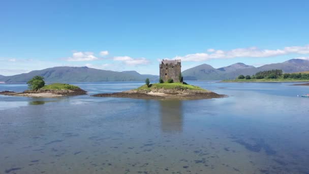 Imponerande Drönare Skott Castle Stalker Sveper Längs Sjön Mot Slottet — Stockvideo