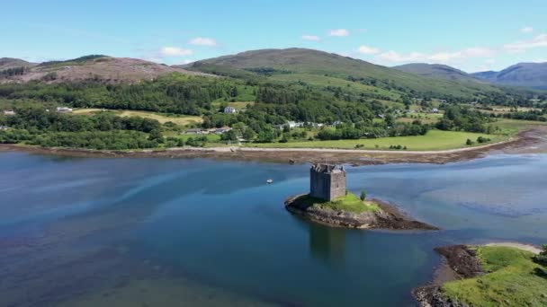 Gyönyörű Lassú Drón Felvétel Castle Stalker Messziről Lassan Körülnézett Kastélyban — Stock videók