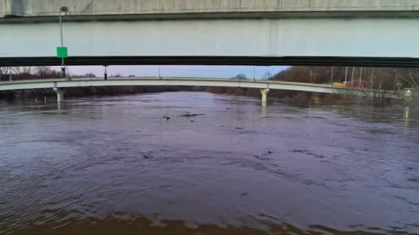 Dron Latający Pod Mostem Samochodami Przejeżdżającymi Przez Rzekę Zmierzchu Różowym — Wideo stockowe
