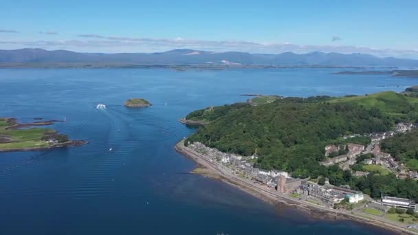 Oban Droneshot Panning Κατά Μήκος Του Λιμανιού Και Έξω Στην — Αρχείο Βίντεο