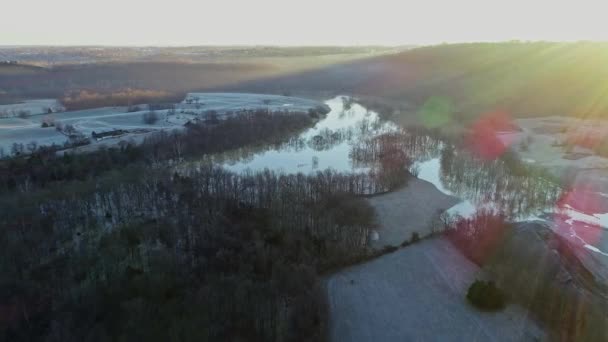 Lucht Landschap Van Zon Vlammen Heuvels Overstroomde Rivierbomen Koude Avond — Stockvideo