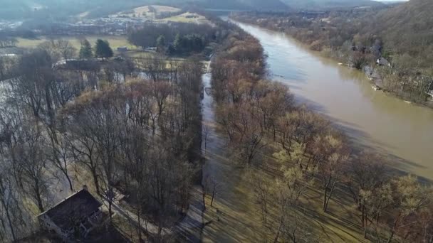 美国肯塔基州附近被洪水淹没的河流和淹没的公路的空中 — 图库视频影像