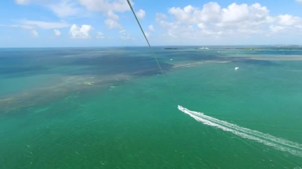 Parasail Roll Sky People Parasailing Green Blue Ocean Water Them — Video