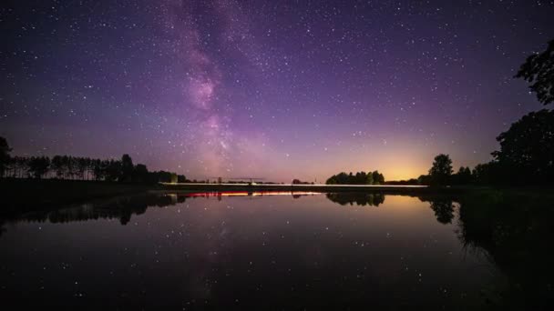 Calea Lactee Trece Peste Lac Drum Cerul Noapte Reflectând Apa — Videoclip de stoc